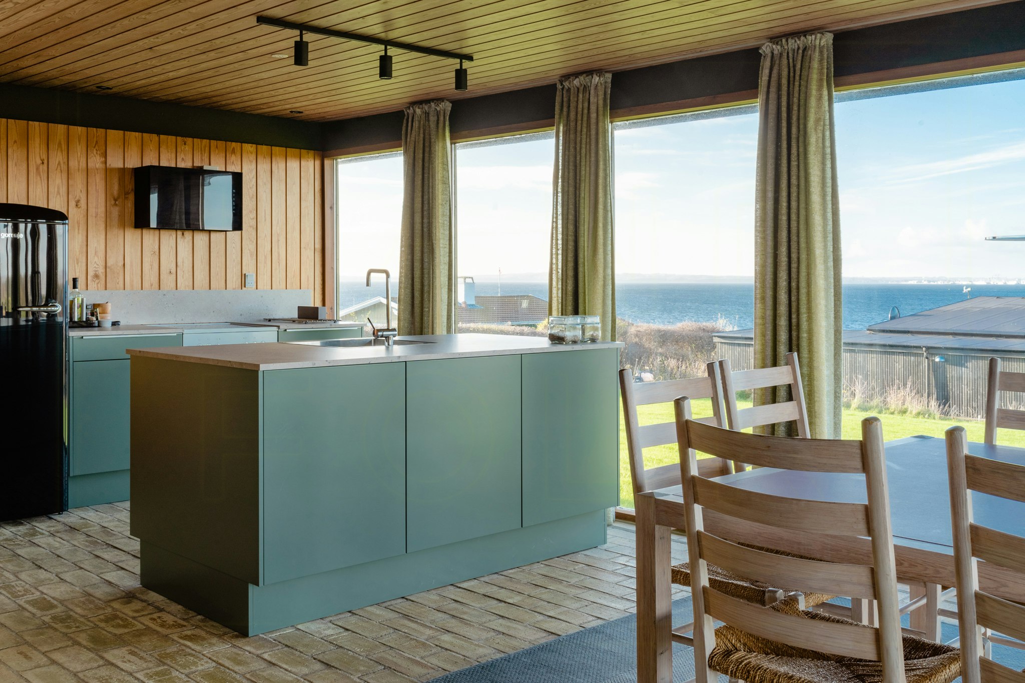 Architect-designed summer house with incredible view over the bay