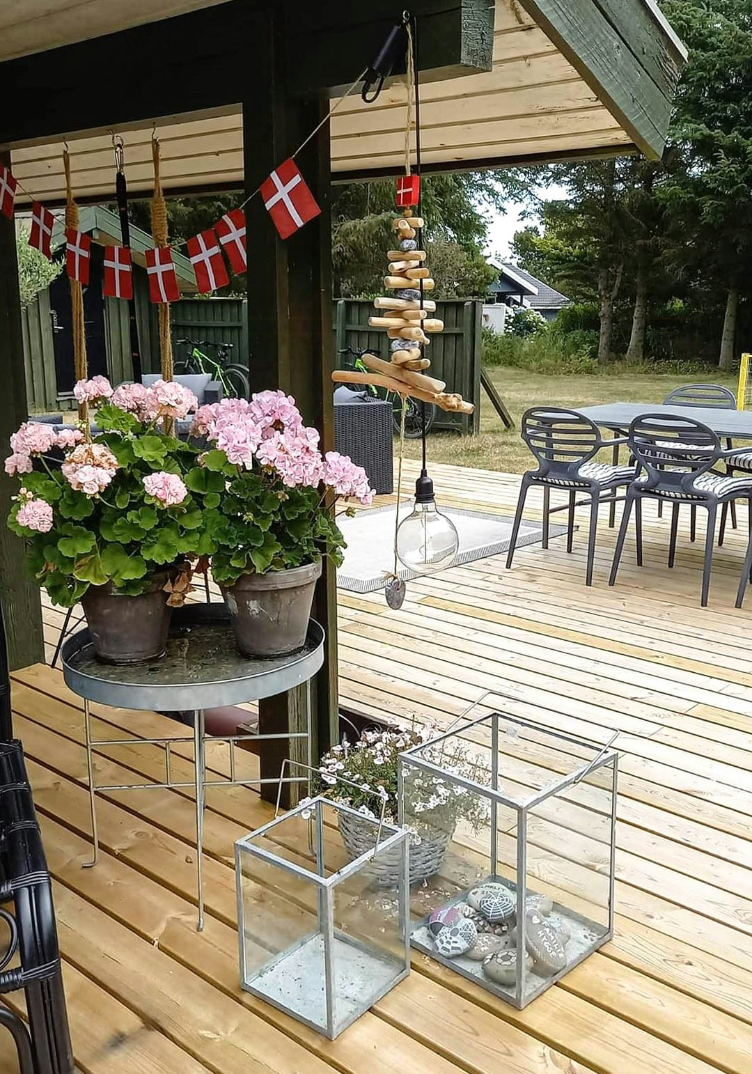 Surrounded by trees is a green and charming summerhouse