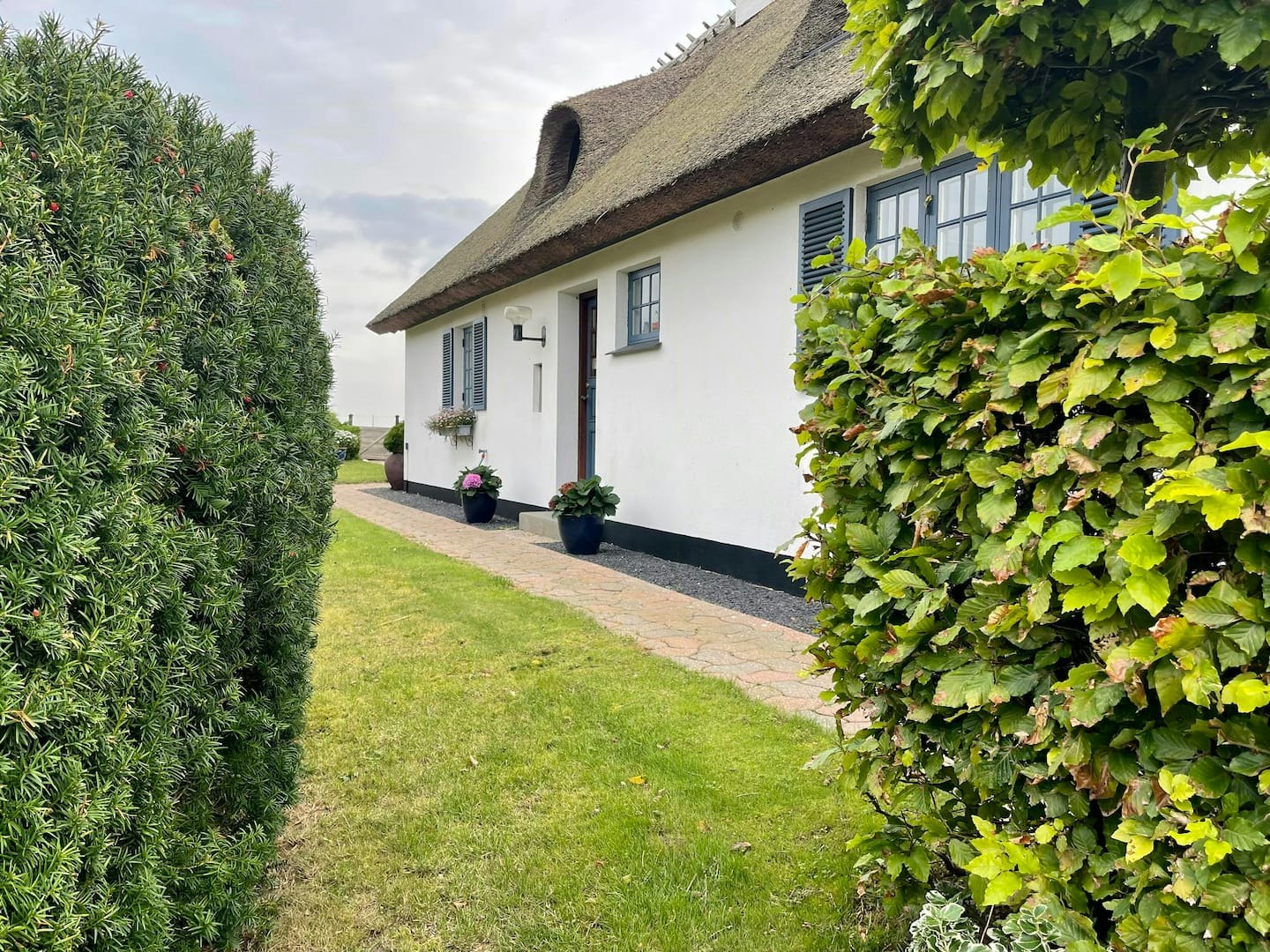 Listen to the sound of the waves from beautiful thatched summer house