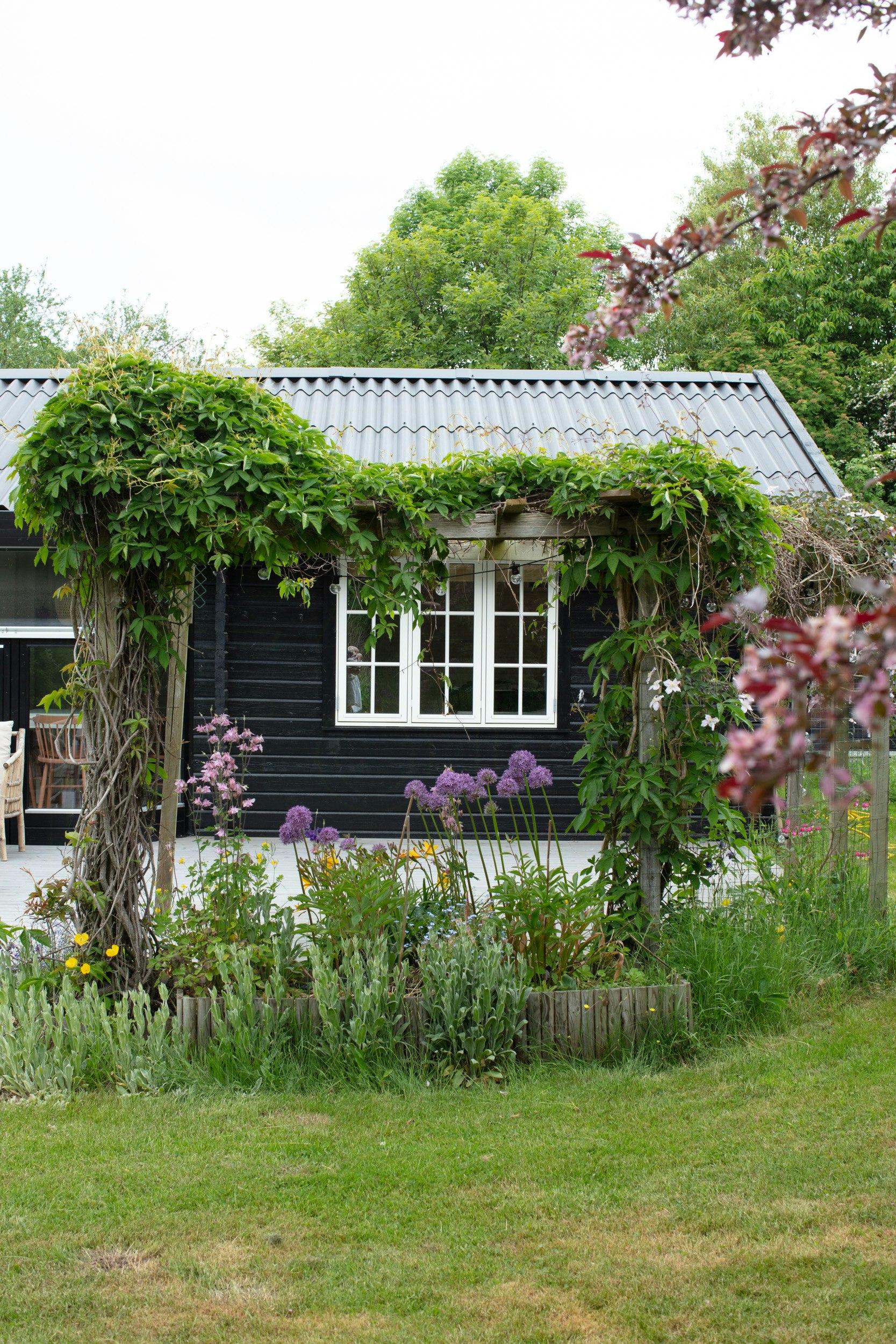 Romantic log house close to the beach