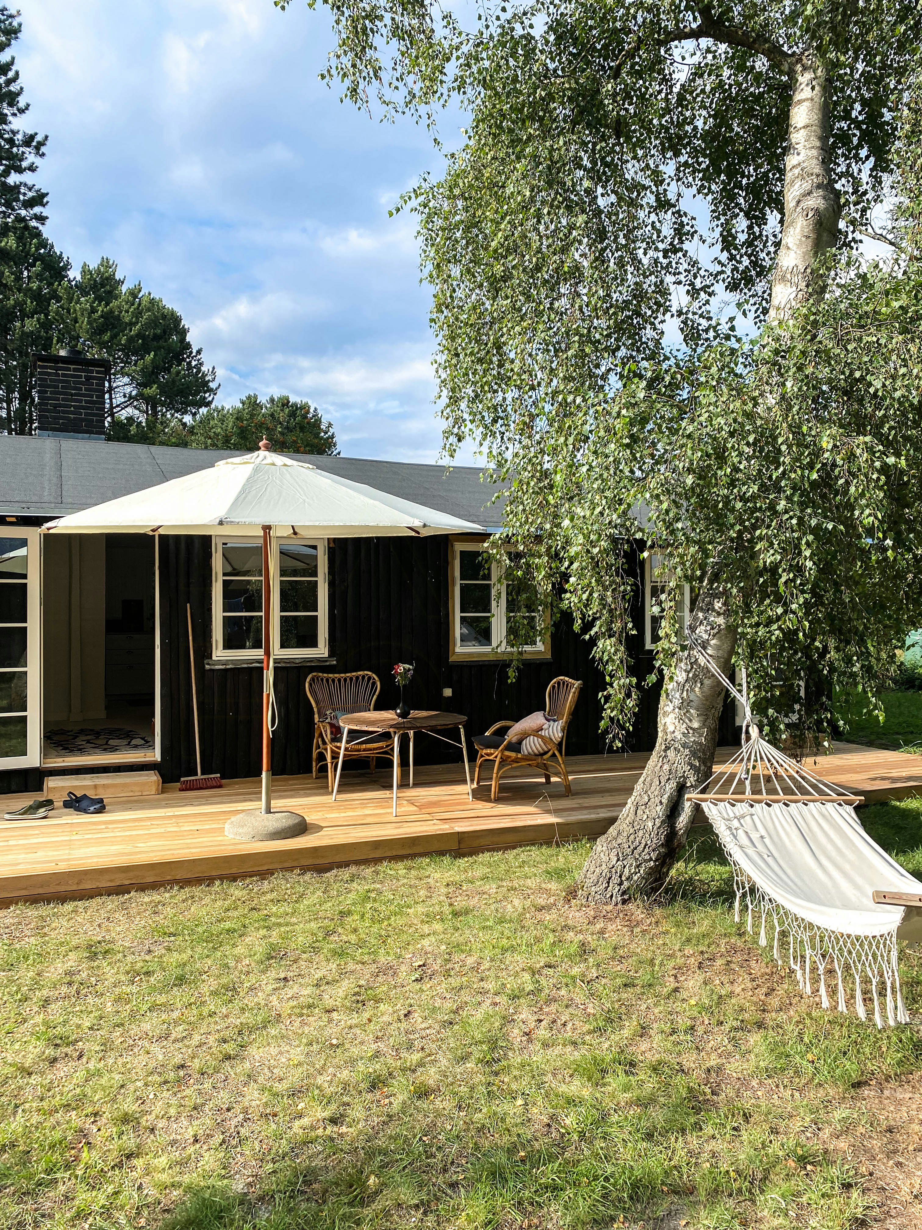 Renovated summer house with a fantastic garden and wooden terrace