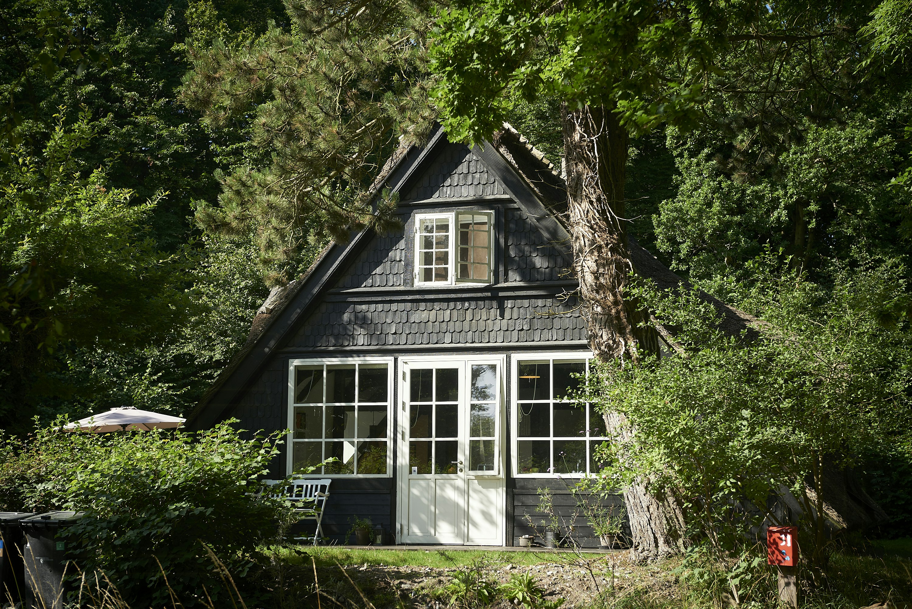 Architect-designed summer house surrounded by nature
