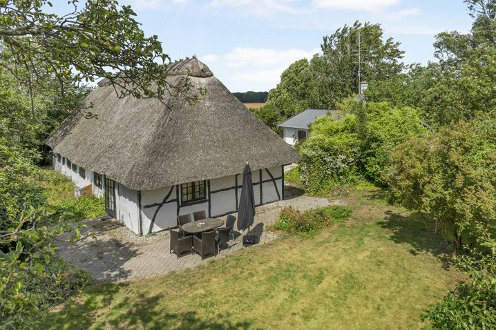 Renovated half-timbered summer house in cosy surroundings