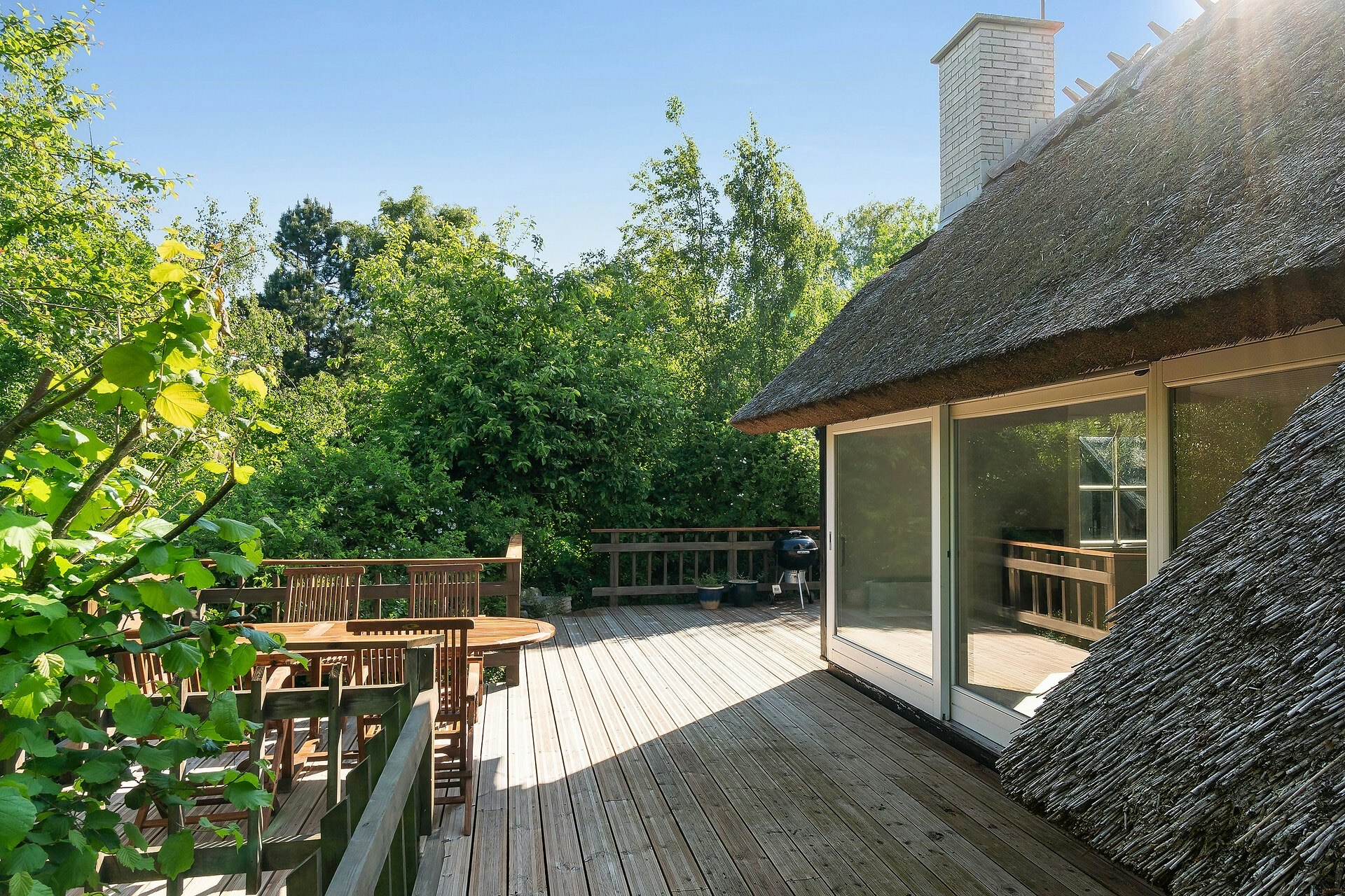 Beautiful summer house with thatched roof and cosy atmosphere
