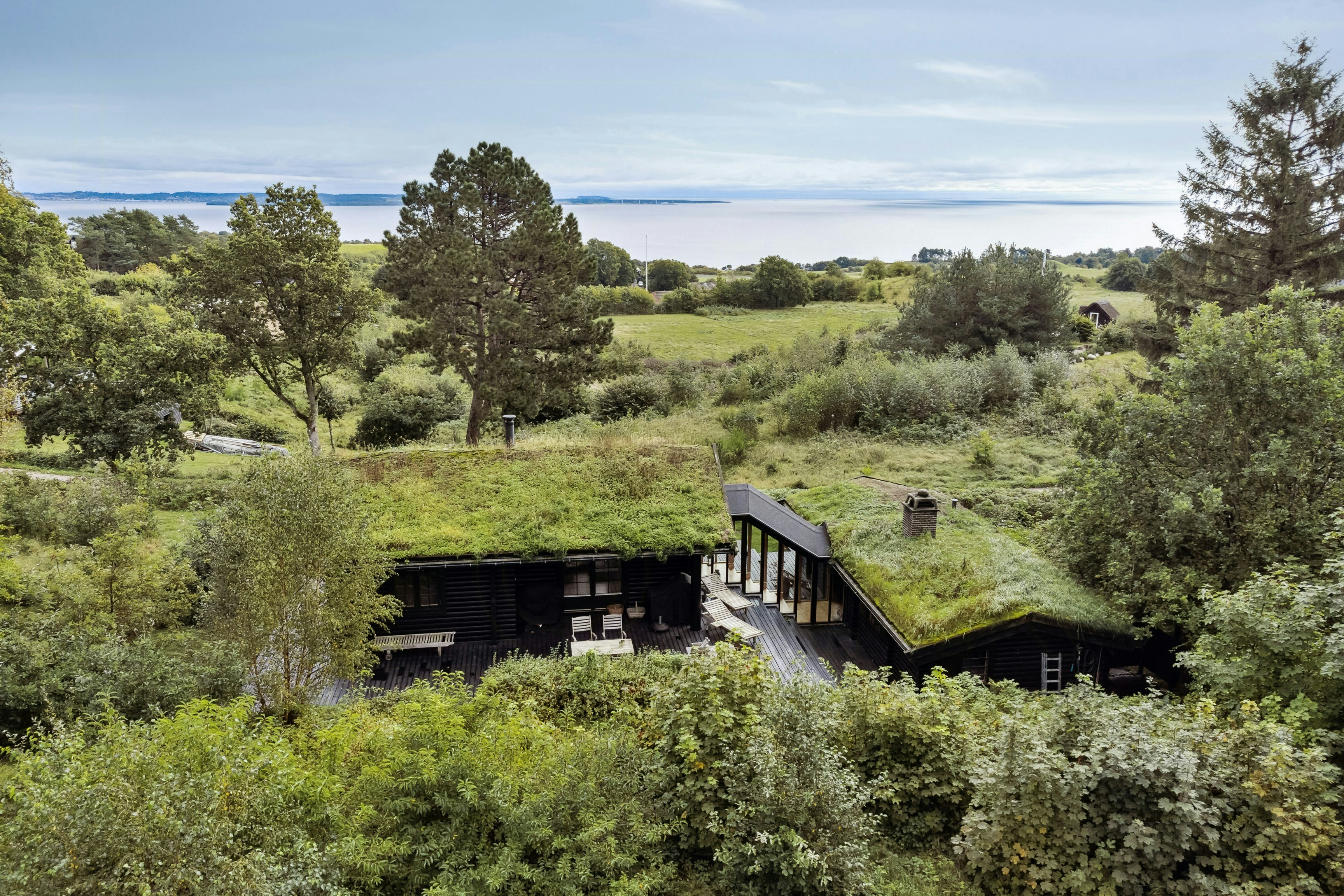 Idyllic ‘country living’ log cabin in nature