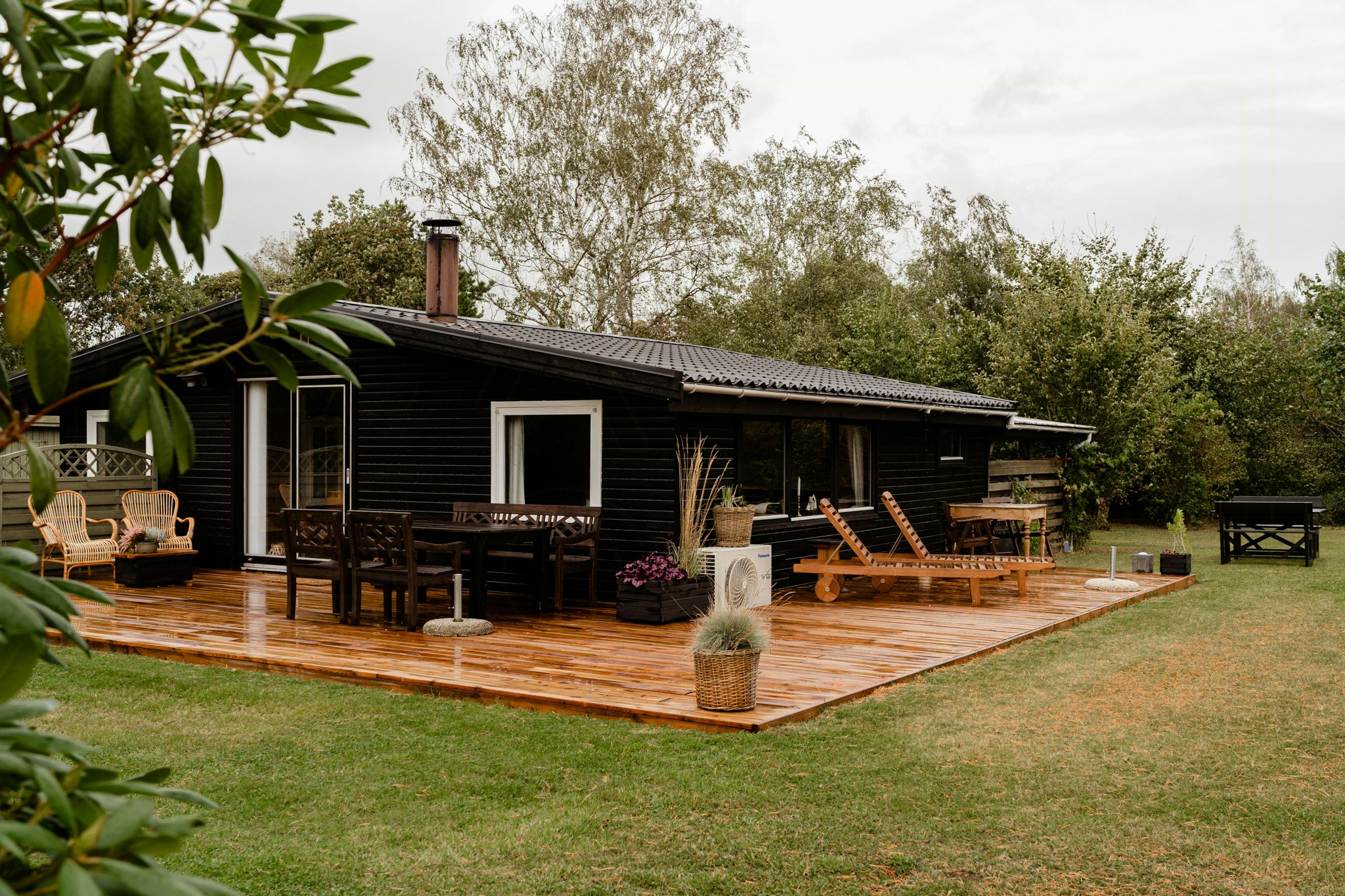 Beach hotel atmosphere with intimacy and rich nature
