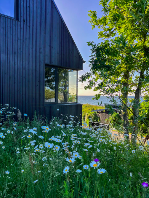 Beach-close summer house with panoramic view