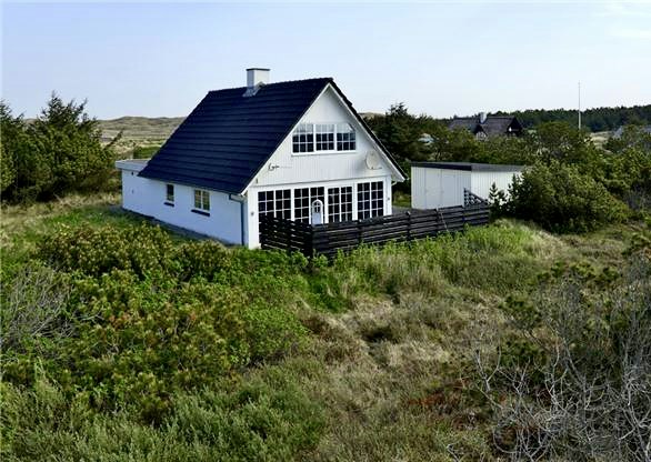 Summer house encircled by trees and close to the beach